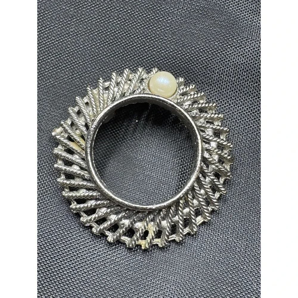 Vintage Silver-tone Ridged Wreath Circle Brooch Pin Sinngle Faux Pearl 1.25